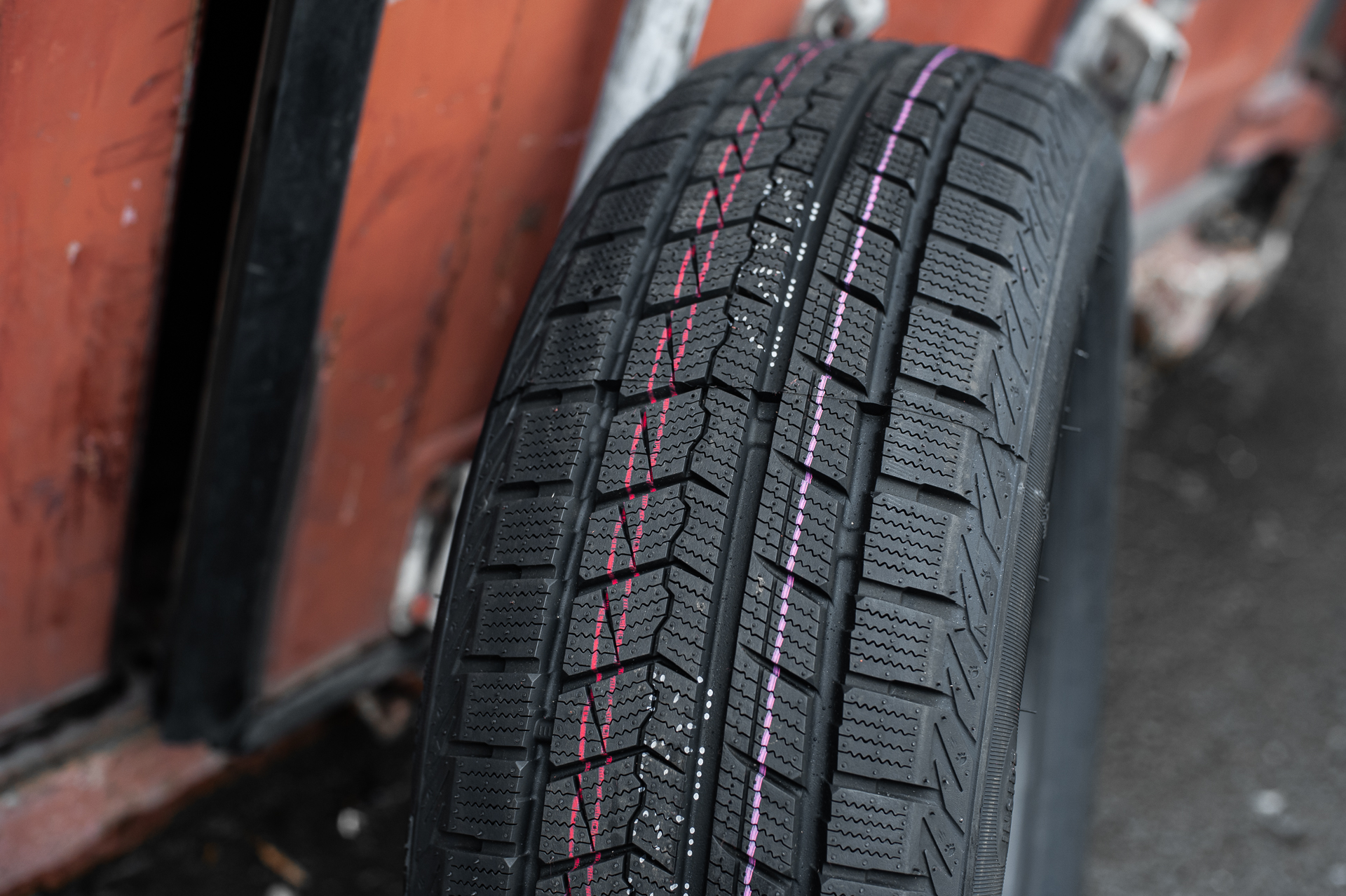 Шина ZMAX ICEPIONEER 868 245/65 R17 107S в Бийске