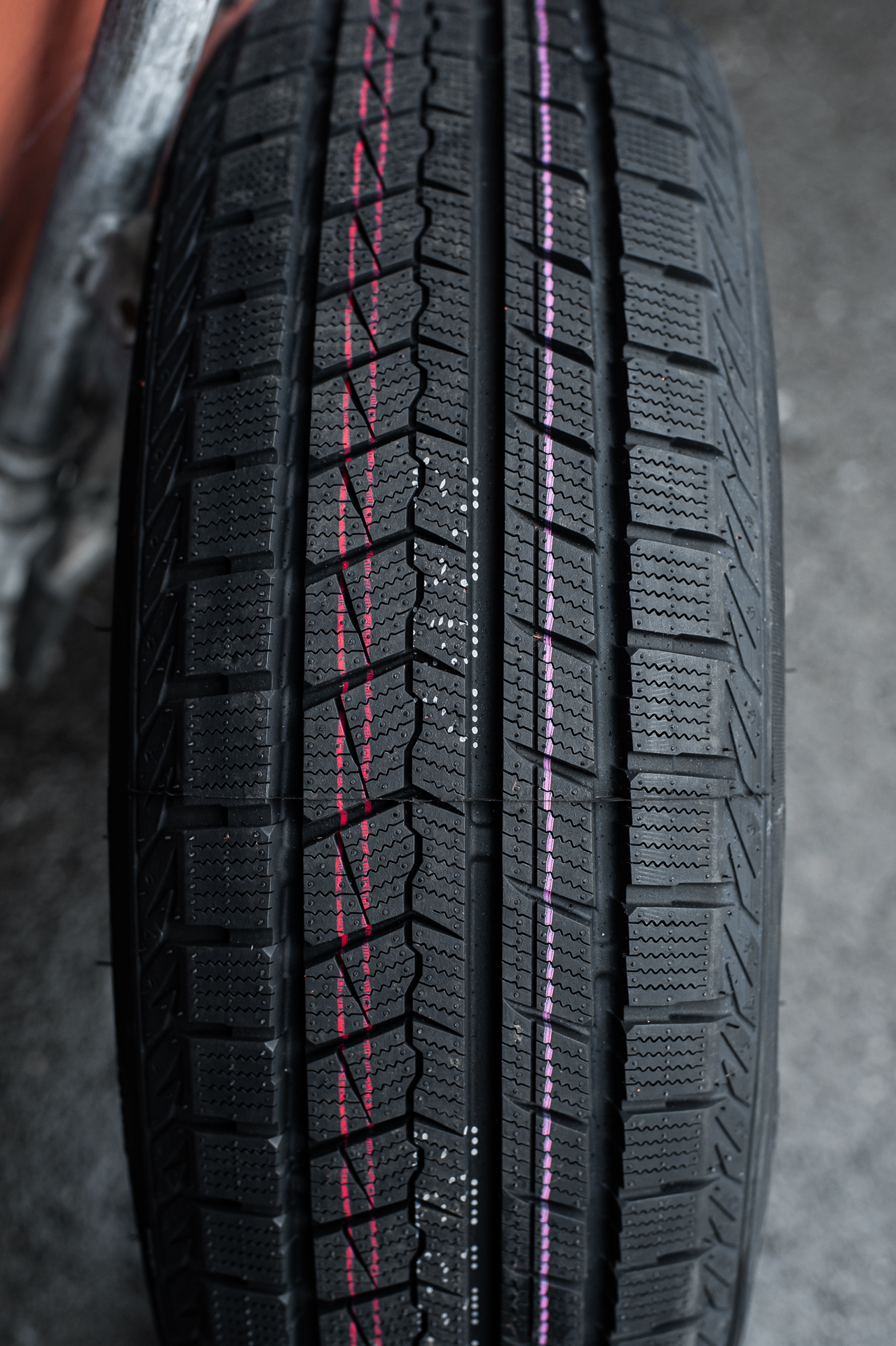 Шина ZMAX ICEPIONEER 868 245/65 R17 107S в Бийске