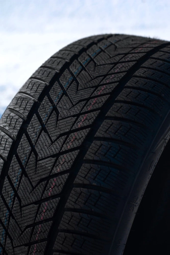 фото протектора и шины WINTERHAWKE II Шина ZMAX WINTERHAWKE II 265/35 R18 97V